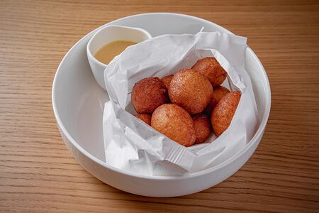 Пончики из окуня с айоли манго-маракуйя 