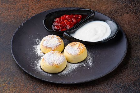 Творожные сырники с клубничным конфитюром