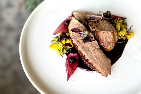 Филе утиной грудки со смородиновым соусом 