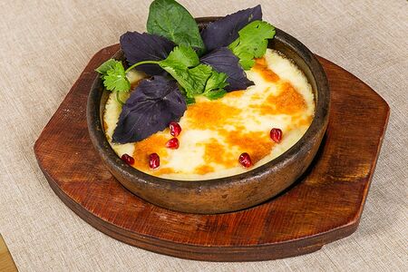 Запеченный сыр сулугуни с помидорами