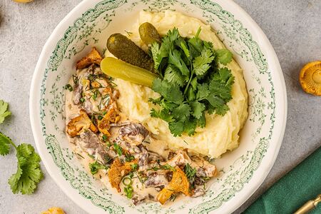 Бефстроганов с мятым картофелем и лисичками