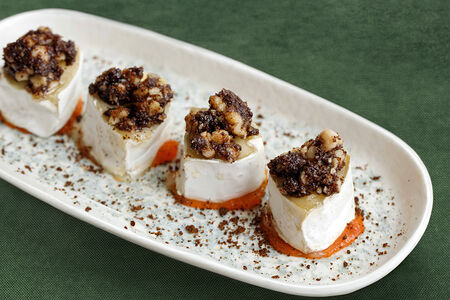 Молодой сыр бри с мостардой и грецким орехом