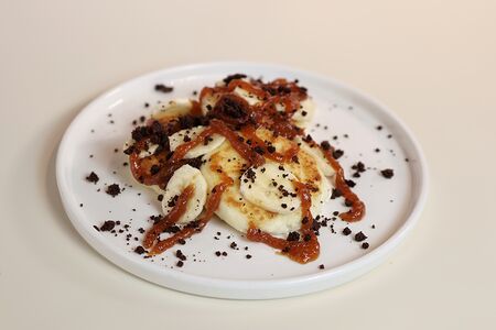 Сырники с бананом, соленой карамелью и шоколадным печеньем