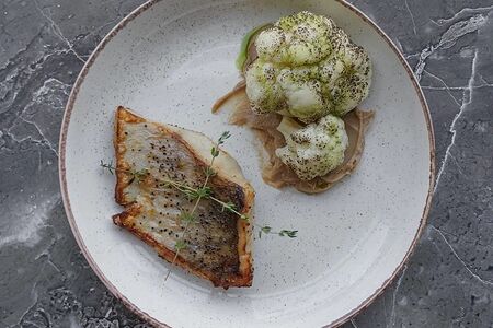 Судак жареный по-французски с цветной капустой