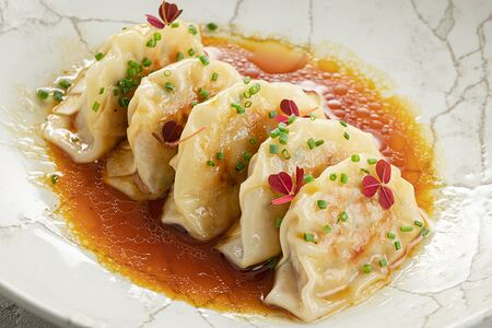 Гедза с тигровыми креветками и шисо-соусом