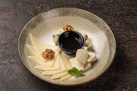 Сырное ассорти с мёдом