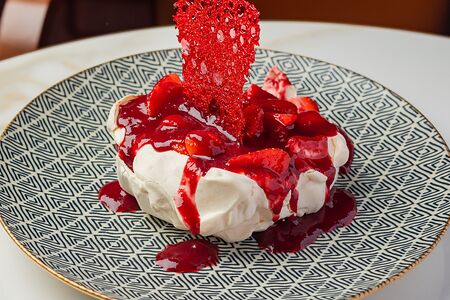 Павлова со свежими ягодами