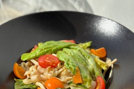 Азиатский салат с кальмаром