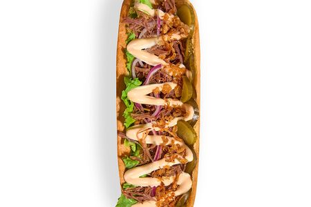 Хот-дог с рваной говядиной