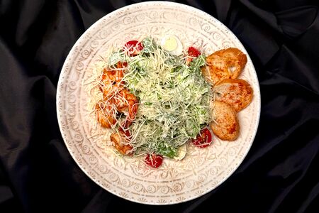 Салат Цезарь с креветками