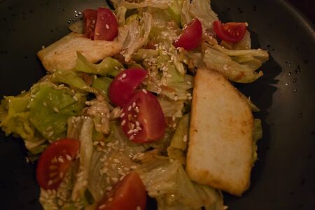 Овощной салат с печеными овощами и жареным сыром 