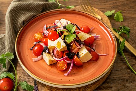 Салат с черри и сыром чанах