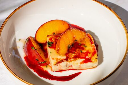 Халлуми с сезонными фруктами 