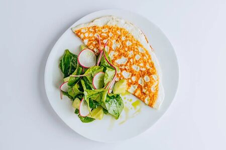 Белковый омлет с соте из сезонных овощей 