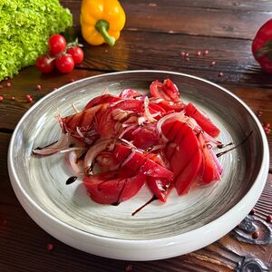 Салат с томатами красным луком