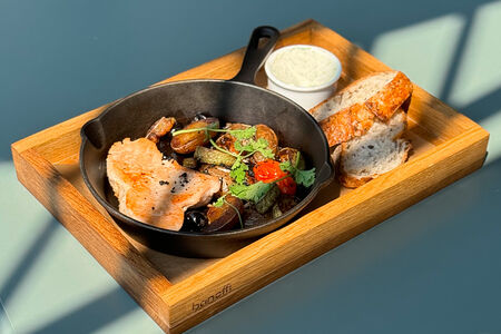 Индейка с овощами и кремчизом из сыра сиртаки и свежей кинзы