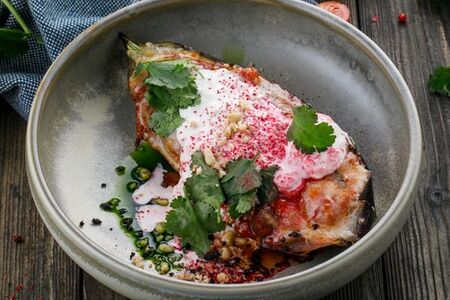 Баклажан на углях со страчателлой и томатным соусом