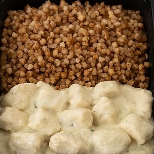 Грудка в сметанном соусе с гречкой