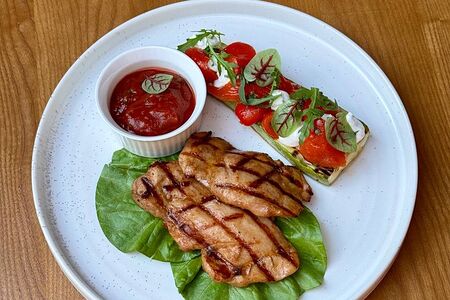 Бедро цыпленка с томатным соусом, кабачком гриль и печеными овощами 