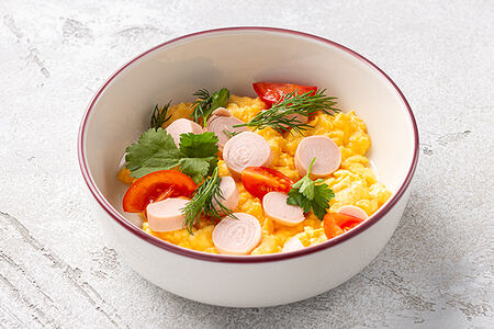 Скрэмбл с мини-сосисками и томатами