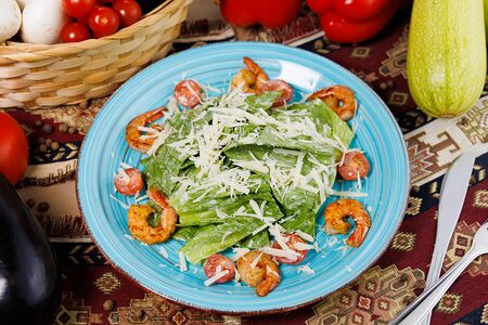 Салат Цезарь с креветками 