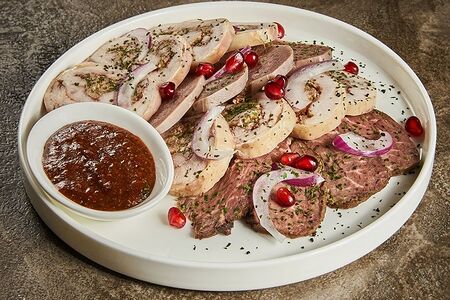 Ассорти мясных деликатесов