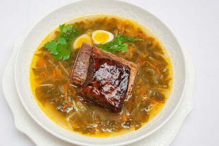 Зеленые щи с говяжьим ребром 