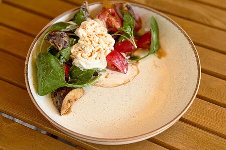 Салат со страчателлой и карамелизированным баклажаном