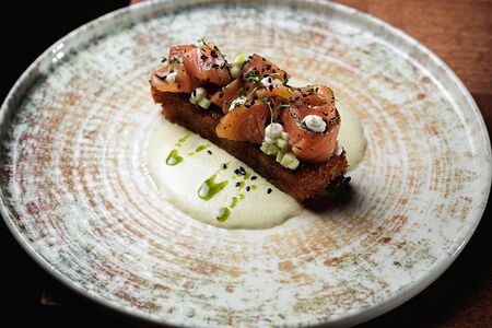 Рёшти из корнеплодов с гравлаксом из лосося 