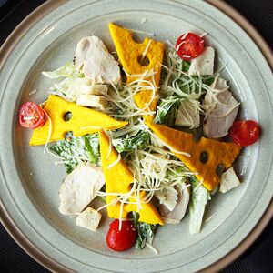 Маленький Цезарь с курицей