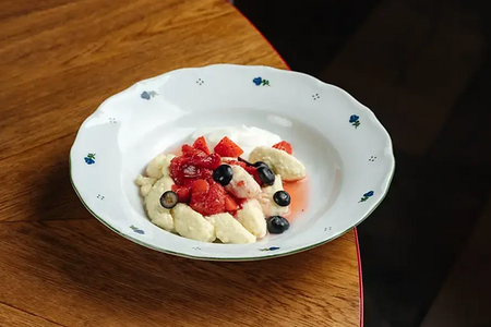 Ньюди с клубничным компоте и сметаной