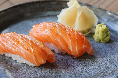 Суши с лососем