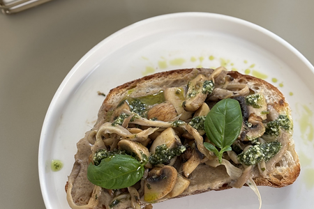 Брускетта с грибами и песто