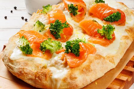 Лосось и брокколи (лосось, брокколи, моцарелла и соус Бешамель)