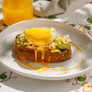 Яйцо Бенедикт с крабом и спаржей