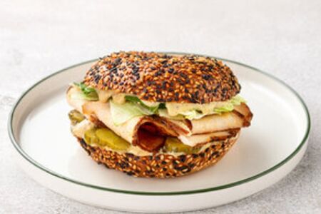 Бейгл с пастрами из индейки