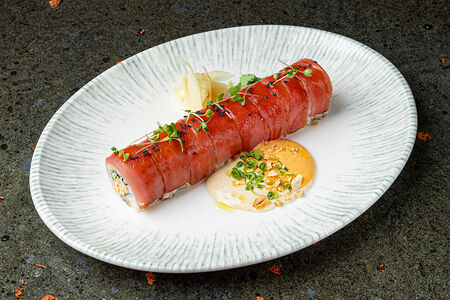 Ролл с тунцом и трюфельным соусом