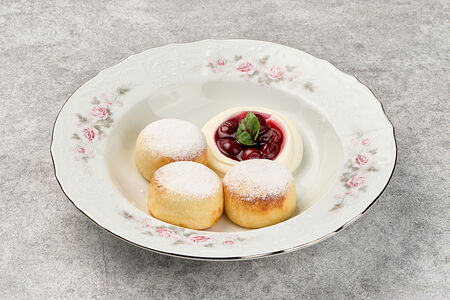 Сырники с вареньем и сметаной