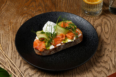 Брускетта с лососем