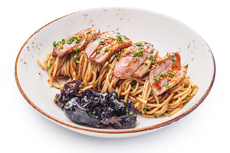 Лапша с уткой и грибами муэр