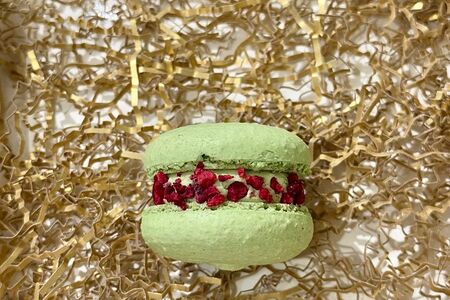 Макаронс малина фисташка