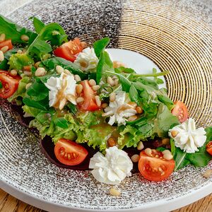 Салат с рукколой, запечённой свёклой и сыром