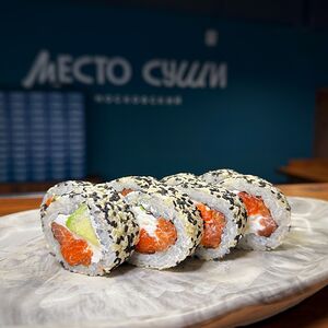 Филадельфия с лососем в кунжуте микс