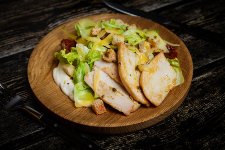 Цезарь с курицей гриль