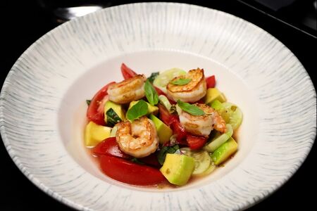 Салат с креветками, авокадо, томатами и соусом алоэ