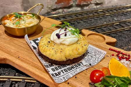 Бифштекс рубленый из говядины с нежным картофелем и яйцом пашот