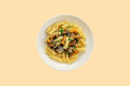 Фузилли с лисичками и шампиньонами