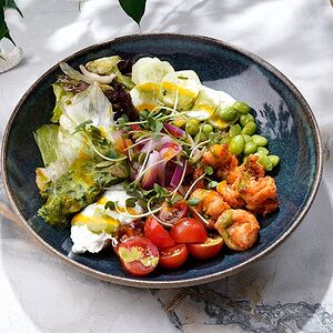 С жареными креветками, киноа, гуакамоле и дзадзики