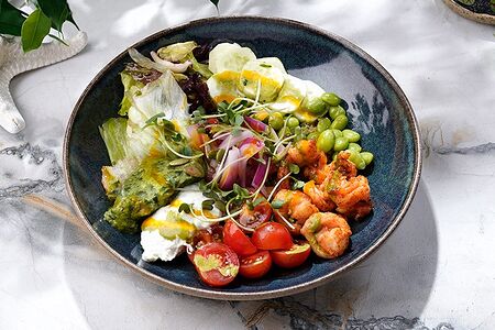 С жареными креветками, киноа, гуакамоле и дзадзики