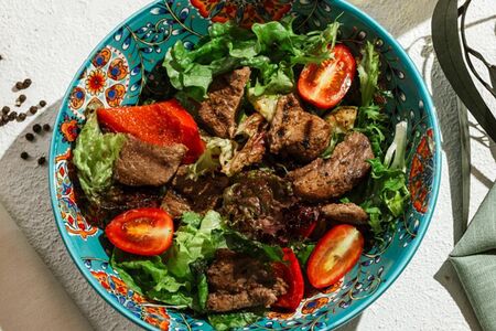 Салат Гриль с говядиной, томатами и баклажанами